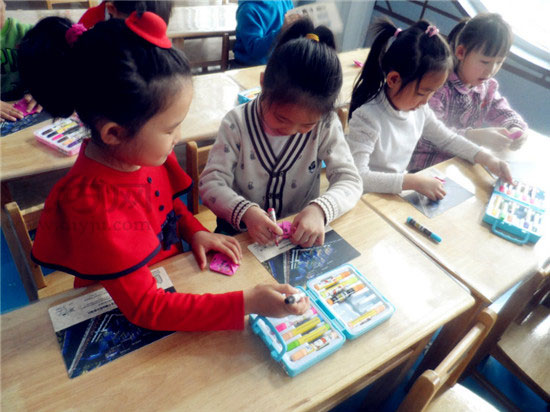 幼儿园小朋友学习折瓢虫