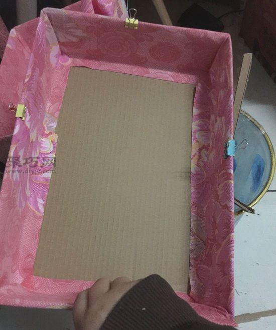 纸盒做简易收纳架 第6步