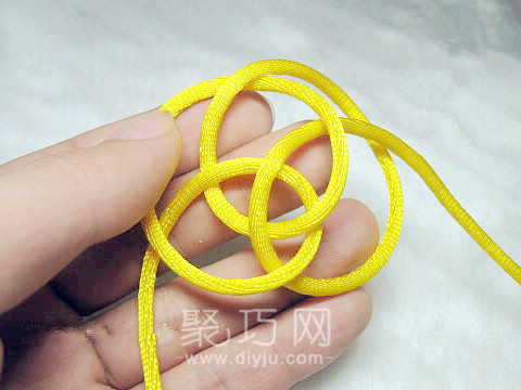 打单线六瓣长纽扣结步骤3