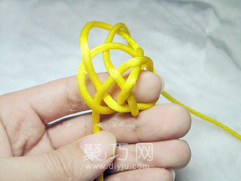打单线六瓣长纽扣结步骤5