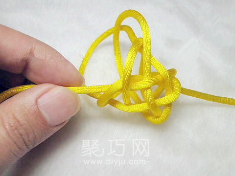 打单线六瓣长纽扣结步骤7